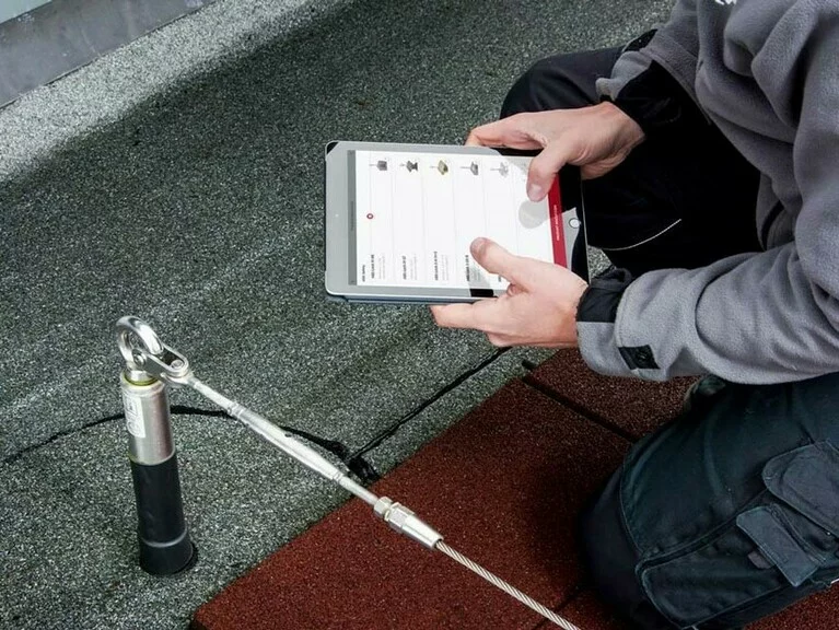 Überprüfung eines Sicherungsankers  - Haas Dachtechnik